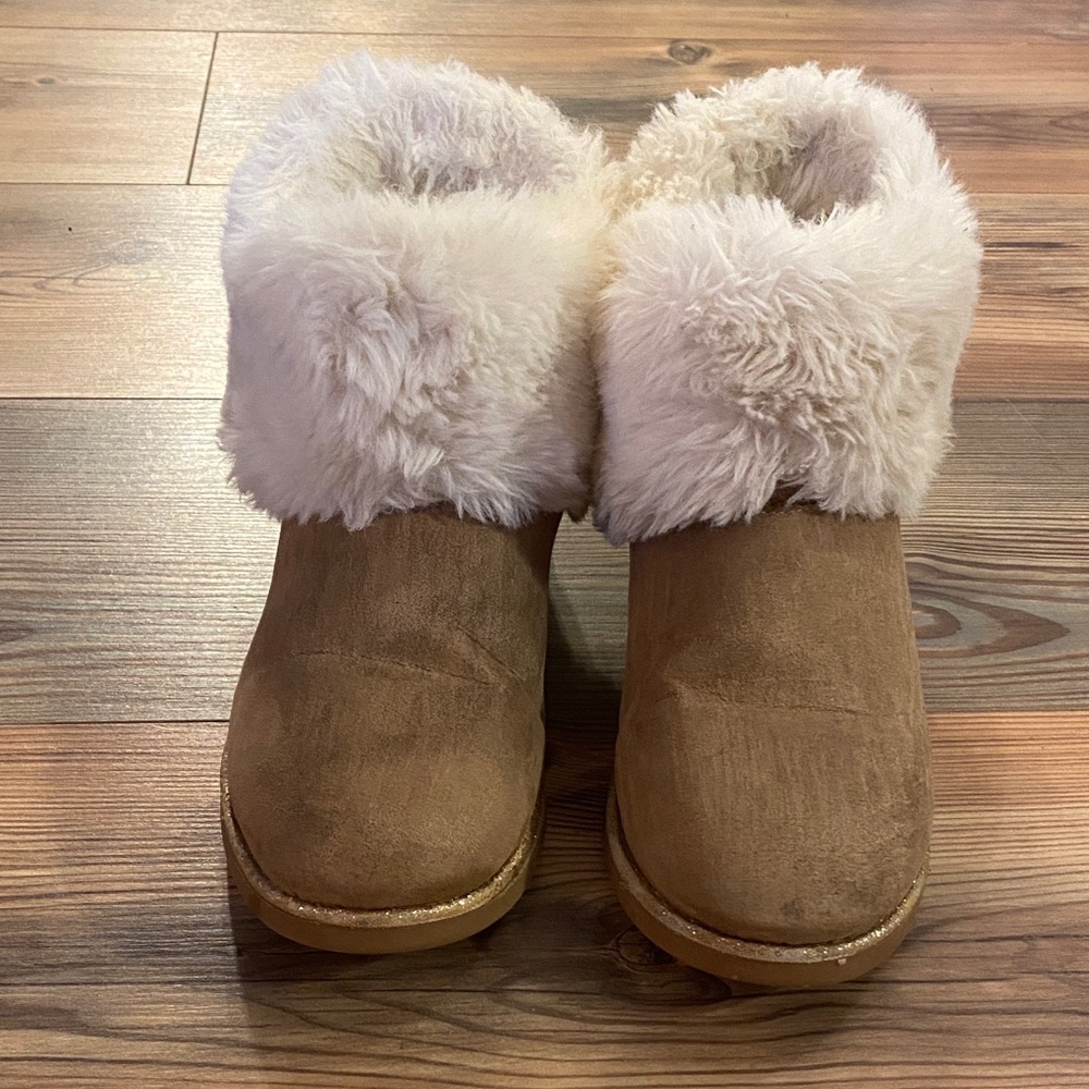 SALE 🎉 Juicy Couture Women's Kissable Camel Suede Faux Fur Lined  Boots Size 9